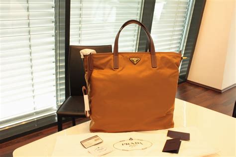 prada tessuto saffiano.